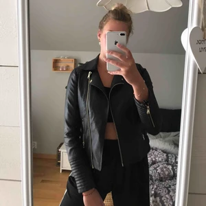  - Skinnjacka från Miss Selfridge, endast använd 2-3 gånger och i nyskick. Strl 36, rörlig och skön jämfört med andra tycker jag. Ej Äkta läder. Dragkedjor funkar som de ska, och den har sydda detaljer över armar, axlar och rygg. Frakt tillkommer på 72kr 🖤