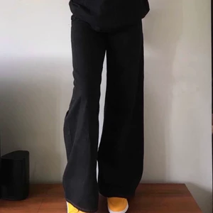 jeans i strl 36 - coola jeans från h&m i strl 36 använda 1-2 gånger, buda!!❤️ köparen står för frakten  