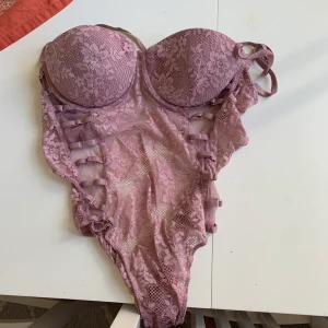 Body - Säljer min body:) skit skön att ha på sig och endast använd ett fåtal gånger. Pris ingår ej! 