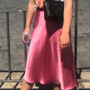 Satin kjol från Zara  - Snygg rosa stil kjol inköpt på zara men säljer då den inte kommer till användning längre❤️
