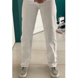 Vita Zara jeans  - Fina ZARA jeans som jag använt ca tre gånger, det passar inte riktigt mig tyvärr (lite stora i midjan) d har därför inte riktigt kommit till användning och är skälet till att jag nu säljer dom😊 köparen står för frakt💕💕
