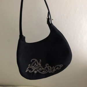 Vintage väska  - Säljer denna väska som jag köpte här på Plick men inte har kommit till användning