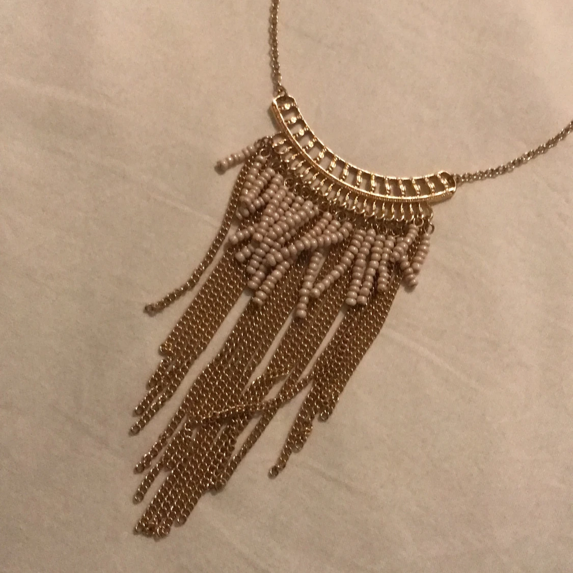 Guldigt halsband med rosa pärlor