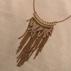 Guldigt halsband med rosa pärlor - Detta halsband är aldrig använt. Hör av dig för mer information!😊