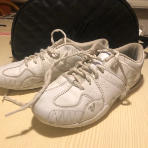 Cheerleadingskor, Varsity touch down - Cheerleadingskor från Varsity i modellen Touch Down. Använda i 2 terminer. De är lite slitna på hälarna, men det är inget man märker av. Storlek 39, men skulle säga att de passar 38 också. Nypris:880kr, säljer för 150kr+frakt. Praktisk skopåse medföljer.