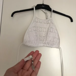 Såå fin bohemisk bikinitopp!! - Aldrig använd, endast provad! Jättefin och väldigt bohemisk, skulle vara så fin på stranden med en lång kjol eller en sjal runt axlarna, eller bara med en enfärgad/mönstrad bikinitrosa!! Storlek S men passar xs/s! 52kr inklusive frakt!!