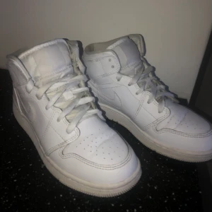 Jordan Air 1 mid - Vita Jordan Air 1 mid , sällan använda och är i bra skick, nästan lika vita som nyköpta. Går även att byta och tvätta skorsnöre.                    inkl frakt.                                                                                Nyköpta:1100kr