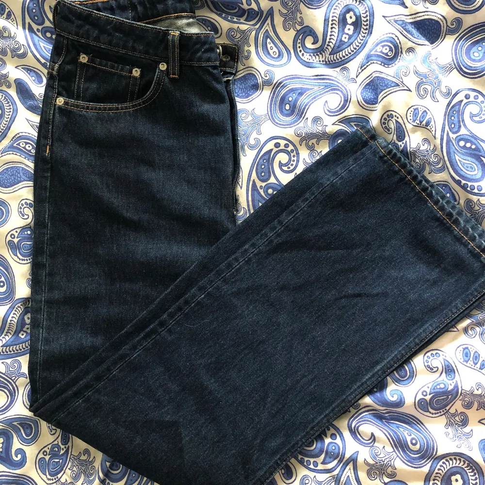 Säljer dom här sjukt snygga jeansen från weekday i färgen river blue! Köpte fel storlek och har därför aldrig kommit till användning. Frakt ingår inte men vi kan dela på den i så fall🥰🥰🥰. Jeans & Byxor.