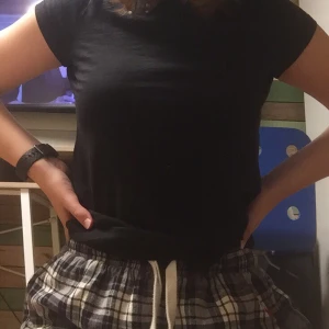 Cute xs top from YD. - Xs black top from YD.