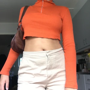 Zip up polo - En supersnygg zip up polo som jag gjort om till crop top! Har använt den väldigt sparsamt så nästan nyskick. Nypris 249 kr, otroligt skönt material. Frakt 30 kr