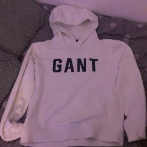 Gant hoodie  - Väldigt bra skick andvänd en gång orginal pris var för 450 säljer för ett väldigt bra pris men kan sänkas 