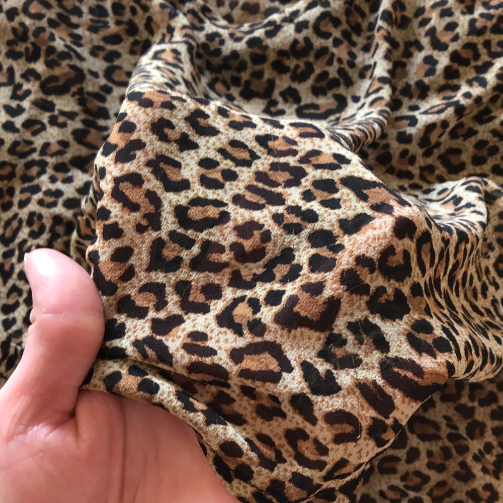 Söt tunn ”topp” med leopard mönster att ha över ett linne är det jättefint💕 lite längre ibak och kortare i fram. Blusar.
