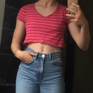 Croptop från Forever 21 - En gullig croptopp från Forever 21 som passar någon från storlek XS-M💕 Köpare betalar för frakt
