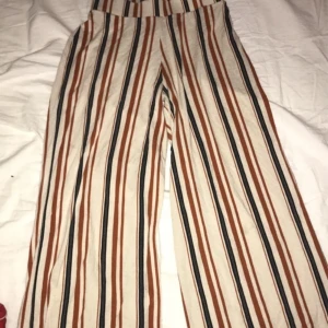 Randiga byxor från Gina tricot - Dessa byxor är använda ett par gånger och är inte i ett direkt nyskick. Säljer dessa då de inte gör någon nytta i garderoben. Kan mötas vid frakt står köparen för kostnaden.