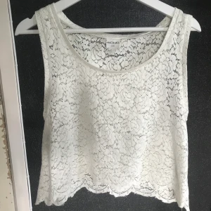 Top  - Vit top från monki. Ingen aning var jag fått den ifrån men tkr den ser lite liten ut i storleken. Köpare står för frakt 🌺