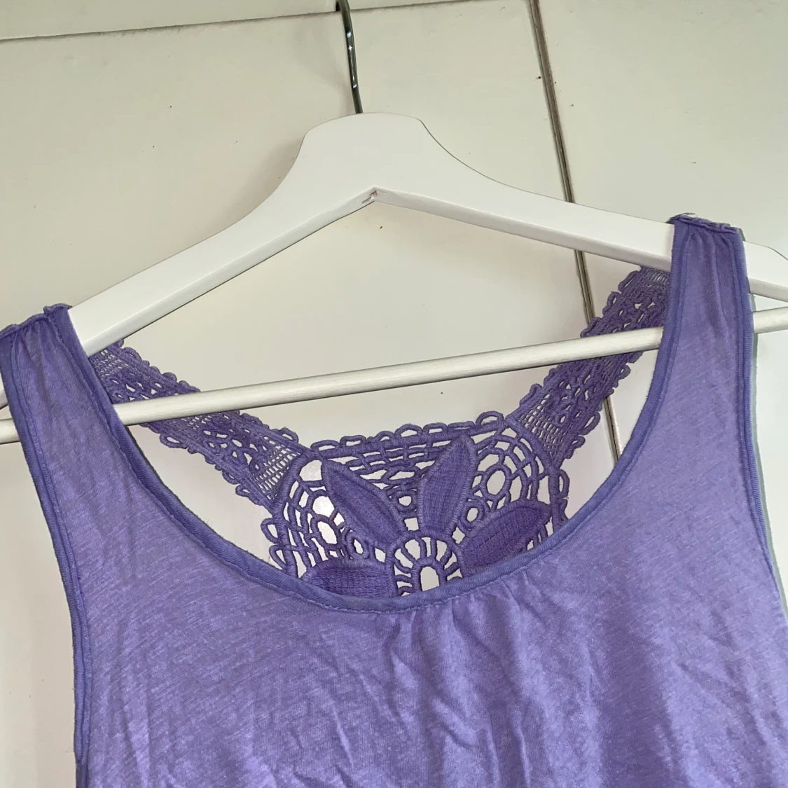 Supergulligt lila linne med fin rygg! - 90
