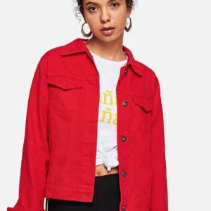 Röd jeansjacka - Helt oanvänd fin röd jeansjacka från SHEIN. Köparen står för frakten. Fraktar endast. Storlek: L men passar M