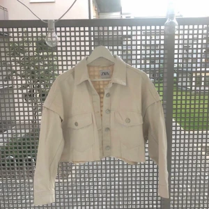 jeansjacka - jeansjacka från zara, använd 1 gång. Tycker den är super fin men kommer aldrig till användnig💕. på bilderna på hemsidan ser sen mer vit ut men den är mer åt de benvita hållet. 