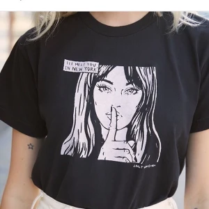 T-shirt  från Fashion Nova  - Fashion Nova t-Shirt använd 1 gång köpt fö 349kr säljer för 200kr storlek XS men passar även S