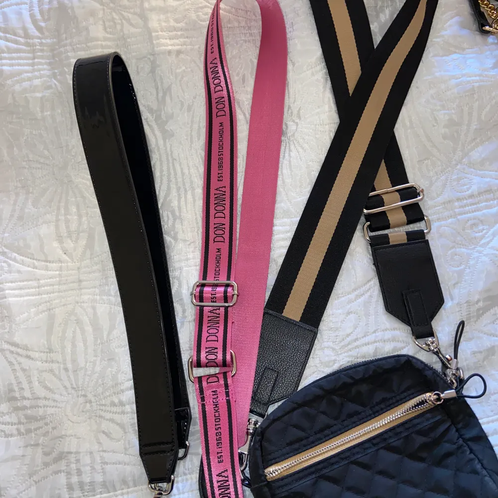 Väska från Lindex kanske + bandet som sitter på, svarta och rosa bandet från Accent. Säljer allt tillsammans frakt inräknat i priset 🥰. Väskor.