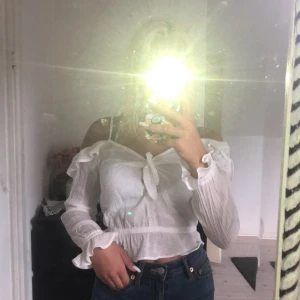 🤍 -  Säljer denna fina toppen från H&M använt den en gång, mycket bra skick. Säljer den på grund av att jag inte använda den längre 🤍