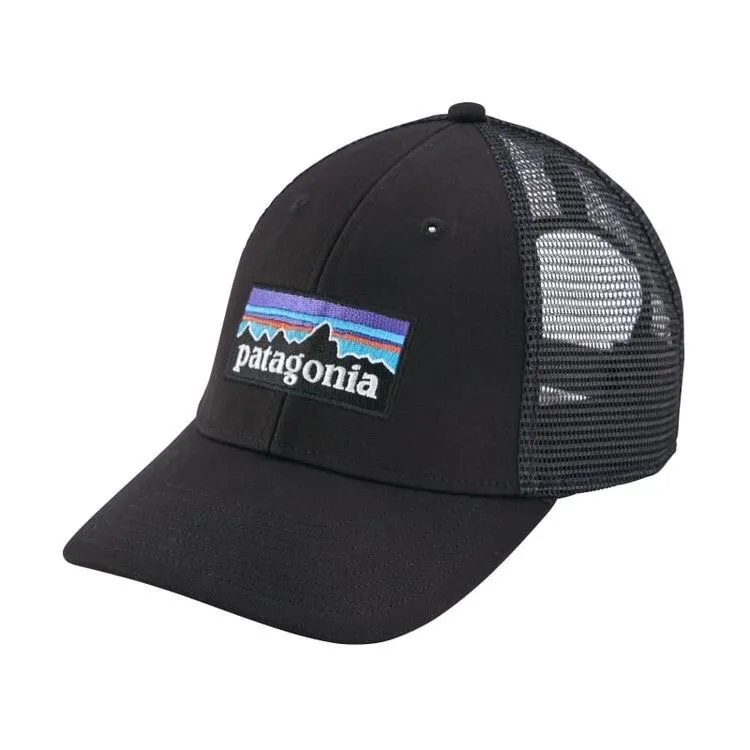 Helt oanvänd svart Patagonia keps med logga.  Modell:  P-6 Logo Trucker Hat  Beskrivning:  En klassisk 