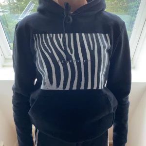 Hoodie från the cool elephant - Jag säljer min jätte fina Hoodie som är för liten för mig. Aldrig använt så är i fint skick. Zebra mönster där det står ”fucked up” på. Den är väldigt mysig och fin. 