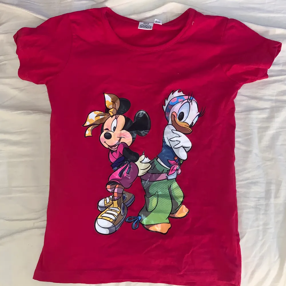 Rosa T-shirt med motiv av Mimmi pigg och Kajsa anka i y2k street kläder. Fett cool men tyvärr inte rätt storlek för mig. Perfekt skick. Officiell Disney. Ställ gärna frågor om du har :). T-shirts.
