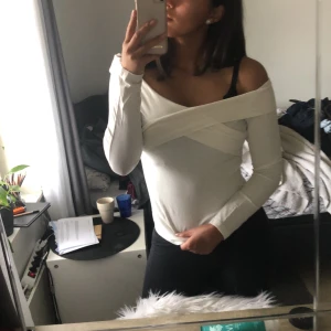 Vit offshoulder tröja - Off-shouldertröja från bikbok, säljes pga av att jag hatar offshoulder tröjor. Använd enstaka gång, strl L  liten i storlek, köpare betalar frakt pris är alltid diskuterbart ( måste bort annars skänks den)