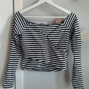 Offshoulder topp från Bikbok - I storlek S. Köparen står för eventuell frakt! 🌸 hör av dig till mig om fler bilder önskas eller om du har någon fundering💕💕