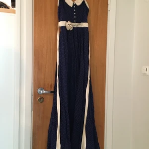 Vintage klänning - Vacker vintageklänning av Gunne sax by Jessica. Härligt utsvängt fall nedtill. Finns i Stockholm, Söderort. Köparen står för frakt.