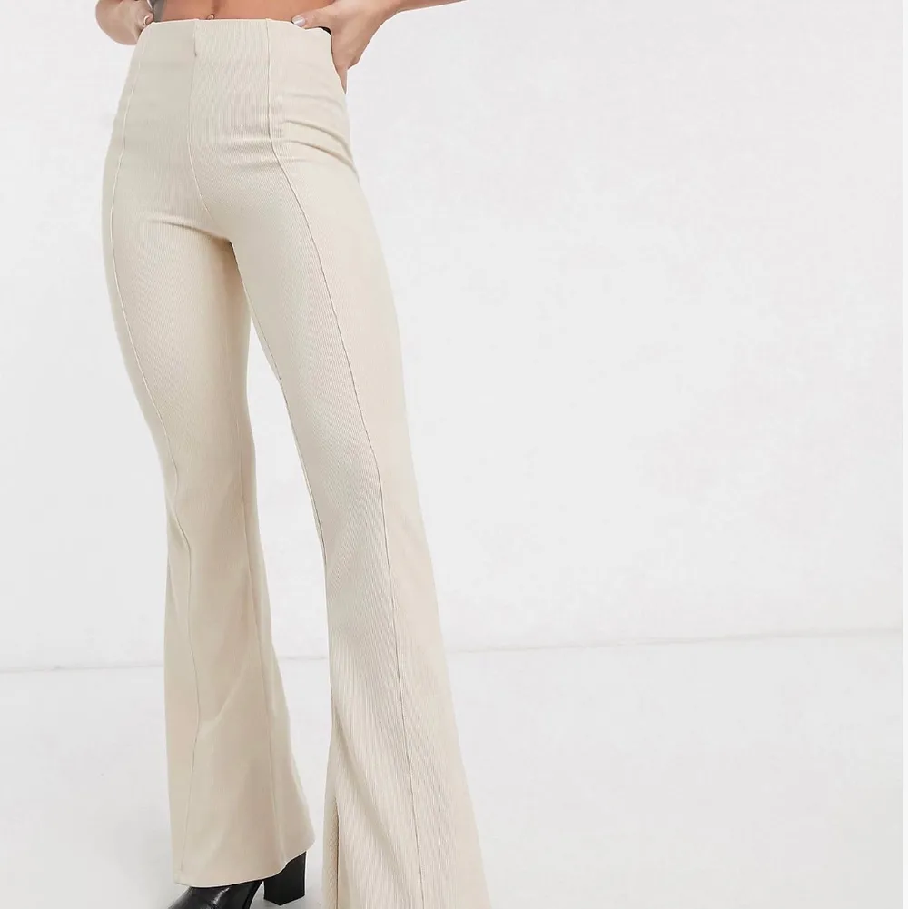 Skitsnygga byxor från Bershka💕, aldrig använda🦋 (lappen kvar), säljes pga fel storlek för mig🙁 köparen står för frakt☁️. Jeans & Byxor.