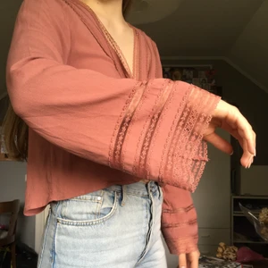 Fin blus - Omlottblus från forever 21 med fina spetsdetaljer och vida ärmar. Den ger mig 70-tals vibes. Säljer därför att den är för stor för mig. Den är aldrig använd.
