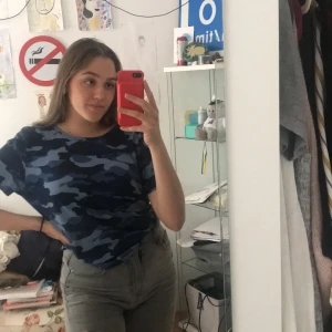 T shorts från nakd - U ringad i ryggen inga skador 