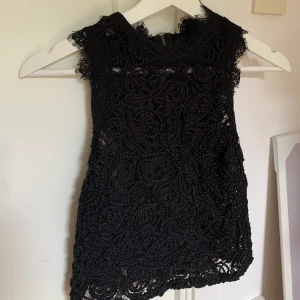 ZARA Topp - Säljer denna snygga Zara spets toppen i storlek S, men passar XS-S. Använd några gånger, men i super fint skick. Köparen står för frakten vilket är 50kr 🥰💖 skicka privat ifall ni behöver fler bilder
