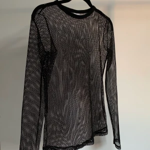 Mesh topp - Helt vanlig mesh topp. Man kan naturligtvis ha något under (ex BH, linne) eller över (ex jacka, linne). 