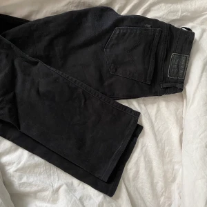 Levis jeans! - INTRESSEKOLL angående dessa älskade levisjeans. Har haft stor användning för dessa. Den är Low rise och sitter löst nedtill, bootcut. Sitter bra i längd på mig som är 165cm. Säljer endast pga pengabrist. Buda!