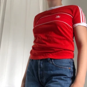 Röd adidas t-shirt - Helt oanvänd, står i tröjan att den är xs men skulle säga att den passar xs-m beroende på hur den ska sitta.