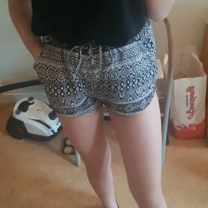 Ett par fina shorts. - Shorts i st 36 men passar de i st xs och s. Köpte från H&M knappt använda. Jätte fint skick. Frakt tillkommer