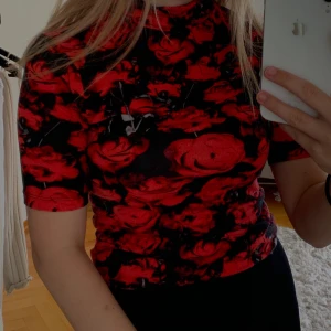 Topp i storlek S - Topp ifrån Gina Tricot. Nypriset var ca 300 kr och säljer nu för 100 kr. Kan mötas upp eller skicka.