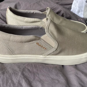 Gantskor  - Ett par gantskor helt oanvända för 1000kr