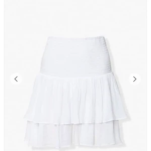 Kjol  - En vit kjol från forever 21. Endast testad men aldrig använd. Prislappen och påsen den kom i är kvar. Frakten tillkommer❣️