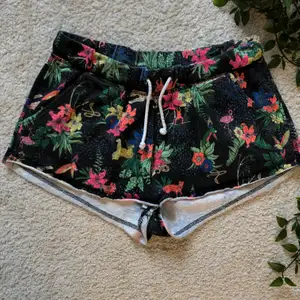 Coola mjukis shorts från H&M i storlek 36. Säljer pga för små för mig. Frakt ingår i priset😊