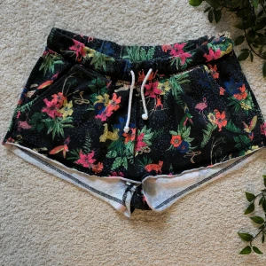 Mjukis shorts storlek 36 - Coola mjukis shorts från H&M i storlek 36. Säljer pga för små för mig. Frakt ingår i priset😊