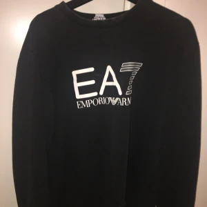 Armani tröja - Svart Äkta Armani tröja använd 2 gånger, passar för både grabbar och tjejer