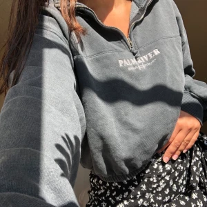 Sweatshirt  - Croppad sweatshirt från pull and bear som aldrig använts, storlek xs - s 💕 köparen står för frakten 