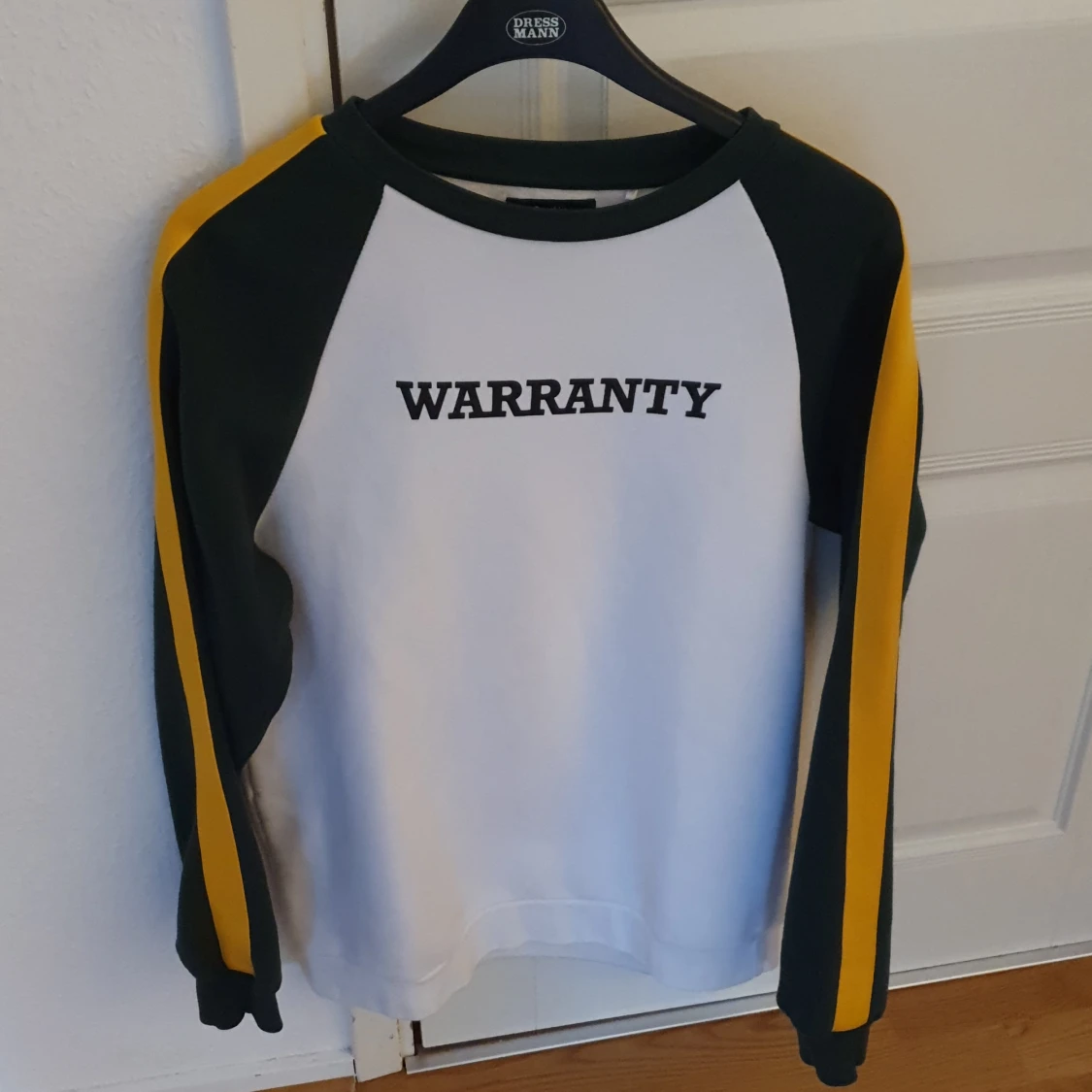 Warranty tröja och röd jacka Bershka