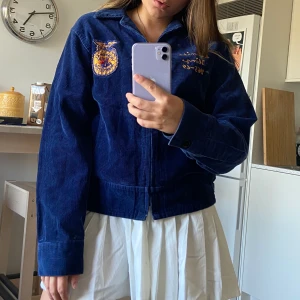 Manchesterjacka S Vintage  - Vintage Manchesterjacka strl S. Budgivning sker i kommentarerna. Bud höjs med 10kr! Köparen betalar frakten. 