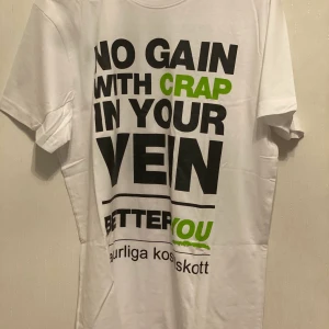 T shirt - Storlek M (passar L). Köparen står för frakt, kan annars mötas upp i Stockholm 