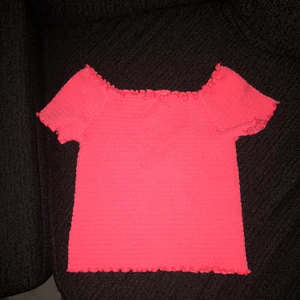 Neon rosa topp storlek 134-140/ xs  - Barn storlek men funkar som xs. Frakt ingår.        Jättefin färg  